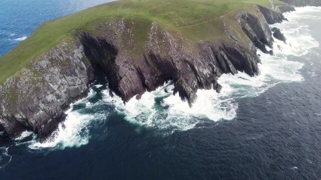 Vague s'&eacute;crasse sur les roches