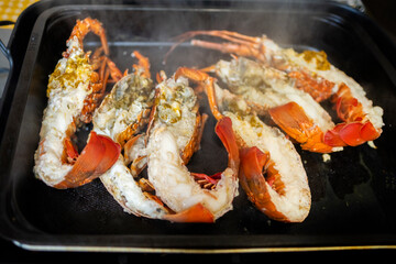 伊勢海老を蒸し焼きにする