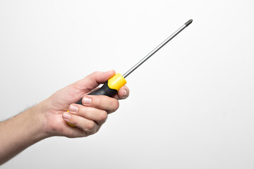 Męska dłoń trzymająca śrubokręt