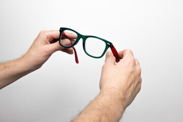 Męskie dłonie trzymające okulary © hunter76