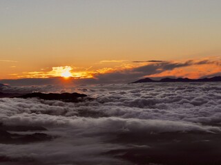 雲海に沈む夕日