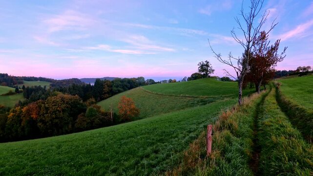 Idyllische Morgenlandschaft &ndash; sanfte H&uuml;gel, gr&uuml;ne Wiesen, farbenfroher Himmel, perfekte Auszeit in der Natur, Ruhe, Morgenstimmung, Weitblick, Landschaft, wandern, Schwarzwald, l&auml;ndliche Szene
