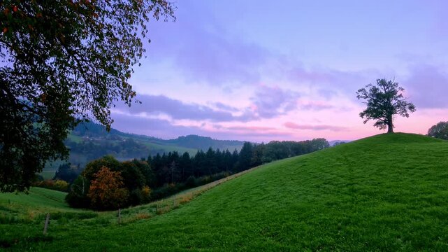 Idyllische Morgenlandschaft &ndash; sanfte H&uuml;gel, gr&uuml;ne Wiesen, farbenfroher Himmel, perfekte Auszeit in der Natur, Ruhe, Morgenstimmung, Weitblick, Landschaft, wandern, Schwarzwald, l&auml;ndliche Szene
