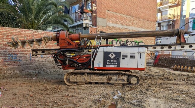 M&aacute;quina de perforaci&oacute;n pesada para construcci&oacute;n de edificio en Madrid, Espa&ntilde;a, 6 de enero de 2026