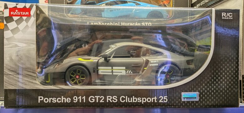 Coche deportivo de juguete Porsche 911 GT2 RS Clubsport 25 en jugueter&iacute;a en Madrid, Espa&ntilde;a, 7 de enero de 2026