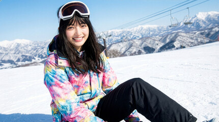 ゲレンデに立ちスキーを楽しむ女性