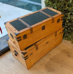 Ba&uacute;les de madera con asas de cuero en comercio 