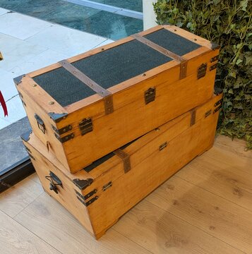 Ba&uacute;les de madera con asas de cuero en comercio 