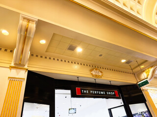 Naklejka premium Luxurious Manchester perfume shop entrance with ornate gold detailing and modern signage