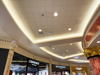 Naklejka premium Elegant shopping mall interior in Manchester UK with ornate ceiling lighting and luxury storefronts