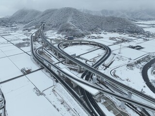 岐阜のインターチェンジ付近の高速道路の風景　ドローン空撮