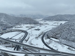 岐阜のインターチェンジ付近の高速道路の風景　ドローン空撮