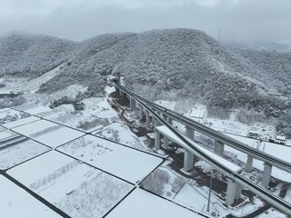岐阜のインターチェンジ付近の高速道路の風景　ドローン空撮