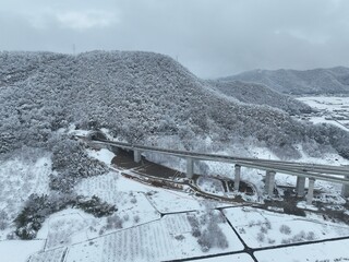 岐阜のインターチェンジ付近の高速道路の風景　ドローン空撮