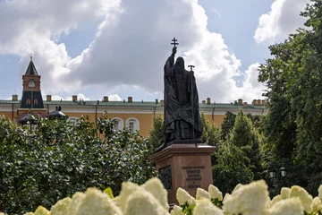 Fotobehang Moskou monument to patriarch ermogen in alexandrovsky garden moscow holding cross and staff against historical building backdrop  © night87