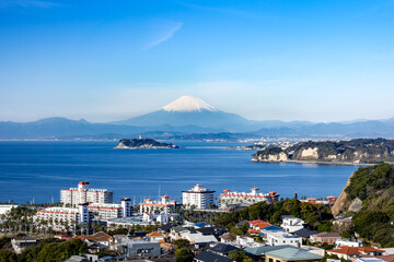 Obraz premium 冬の青空に映える雪化粧の富士山と江の島、逗子マリーナの絶景 