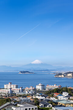 冬の青空に映える雪化粧の富士山と江の島、逗子マリーナの絶景
