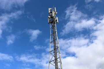 Antenne relais téléphonie mobile sous le ciel bleu