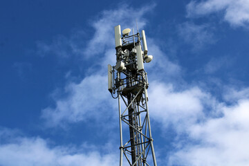 Antenne relais téléphonie mobile sous le ciel bleu © CURIOS