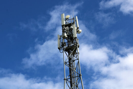 Antenne relais t&eacute;l&eacute;phonie mobile sous le ciel bleu
