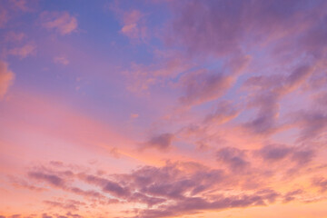 Obraz premium Beautiful purple and blue twilight sky with wispy clouds at sunset,Dramatic colorful sky during sunset with soft wispy clouds. Gradient of deep blue, purple, and orange light on the horizon.