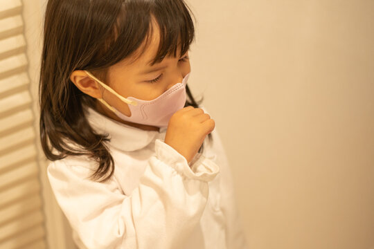 マスクをして咳をする子供