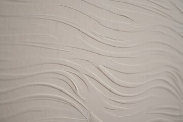 Obraz premium White wavy pattern on a textured surface