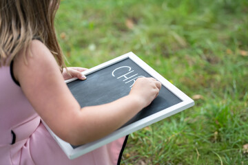 Dziewczynka pisze na tablicy © @tomasz_juchniewicz