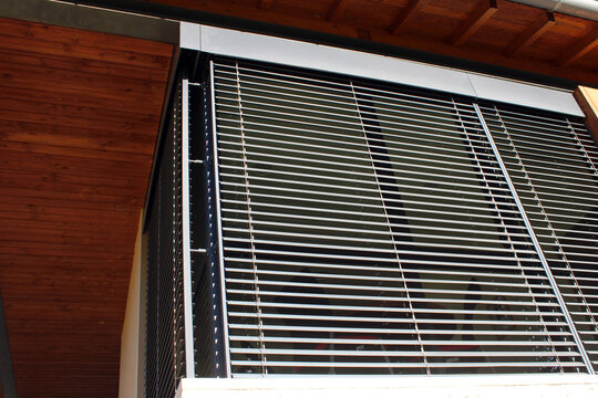 Store, brise soleil orientable en aluminium