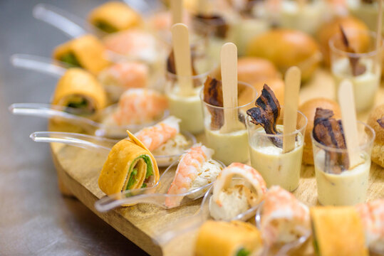 Cocktail, toasts et petits fours, traiteur de mariage