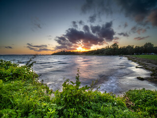 St&uuml;rmischer Sonnenuntergang am See in Schweden