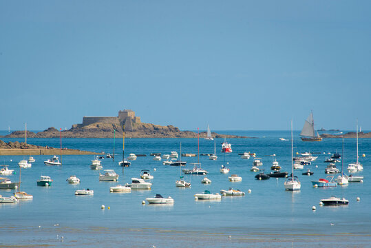 Saint Malo vu depuis Dinard, ville intra-muros, cit&eacute; corsaire bretonne, Bretagne, France	