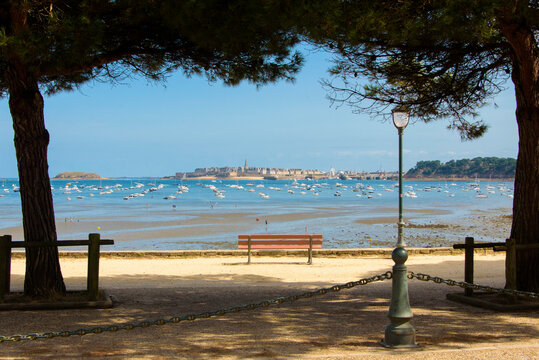Saint Malo vu depuis Dinard, ville intra-muros, cit&eacute; corsaire bretonne, Bretagne, France	