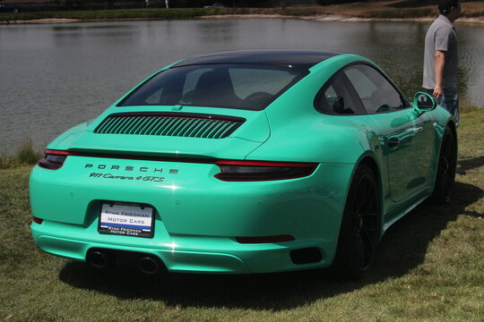 Green porsche 911 carrera GTS
