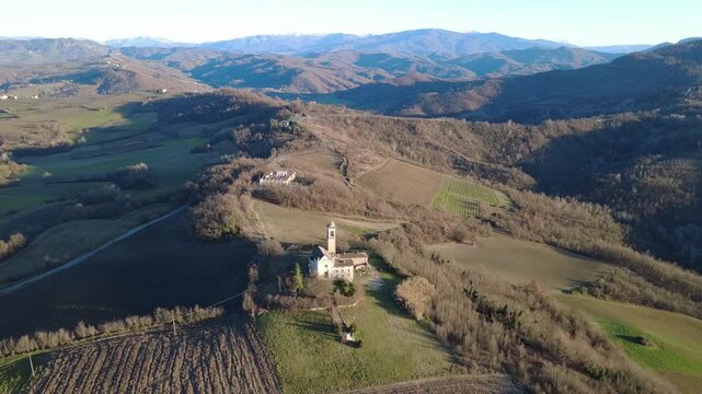 La chiesa di Sarizzola . Costa Vescovado - Alessandria - Colli Tortonesi - Piemonte - Italia