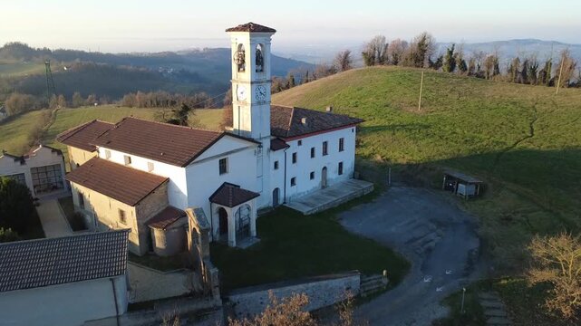 Pieve di San Biagio a Montemarzino, Colli Tortonesi - Tortona - Alessandria - Piemonte - Italia e panorami dei colli dal drone