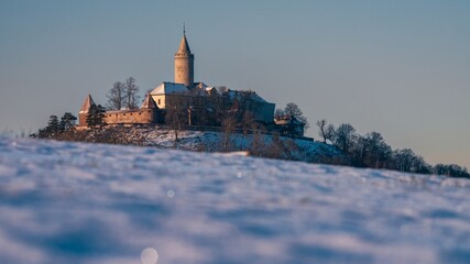 Morgenlicht über der winterlichen Leuchtenburg in Thüringen