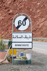 Un panneau de signalisation &eacute;crit en arabe et fran&ccedil;ais.
