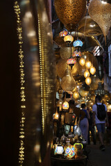 Commerce de luminaires dans le souk de Marrakech