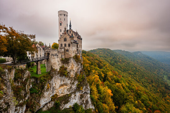 Schloss Lichtenstein im Herbst auf der Schw&auml;bischen Alb / Lichtenstein Castle in autumn on the Swabian Alb