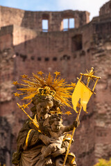 Heidelberg, Kornmarkt mit der Madonnen-Statue vor dem Heidelberger Schloss 