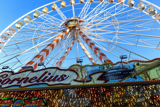 Cornelius urban Ferris wheel on sunny day