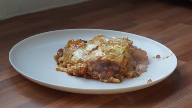 Hot lasagna servd