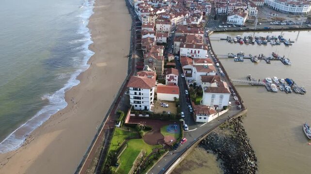 le vieux saint jean de luz, la baie et le port