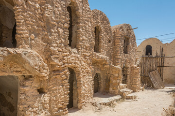 kamienne stare  magazyny w Tunezji © witan