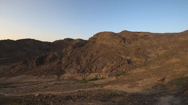 Discover Ghars Al Sajdah on Mount Uhud, a historic place of reflection and prayer where Prophet Muhammad (PBUH) offered gratitude, capturing the spiritual essence of Medina and its Islamic heritage.