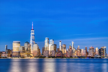 Obraz premium Illuminated New York City Skyline View at Dusk, New York