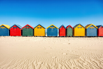 Obraz premium Muizenberg Beach Huts in Cape Town during a Sunny Day