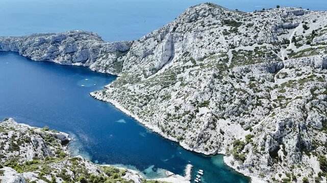 Vue a&eacute;rienne par drone des calanques pr&egrave;s de Marseille et de la M&eacute;diterran&eacute;e