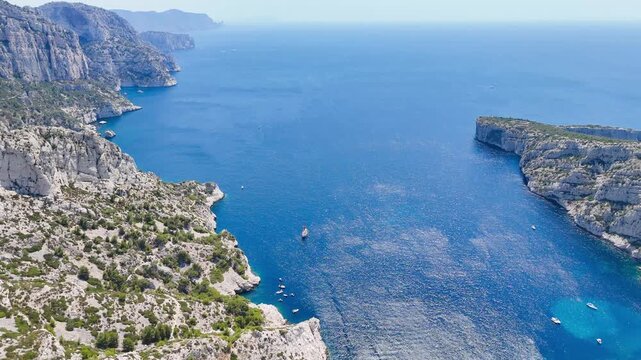 Vue a&eacute;rienne par drone des calanques pr&egrave;s de Marseille et de la M&eacute;diterran&eacute;e